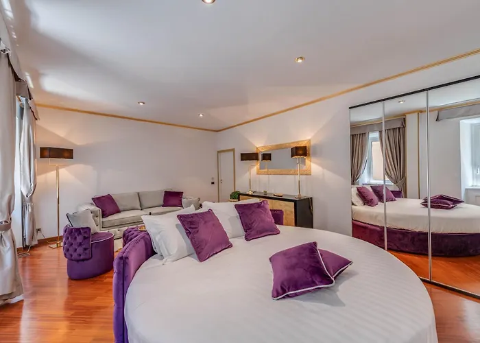 Spanish Steps Versace Style With Jacuzzi Apartment