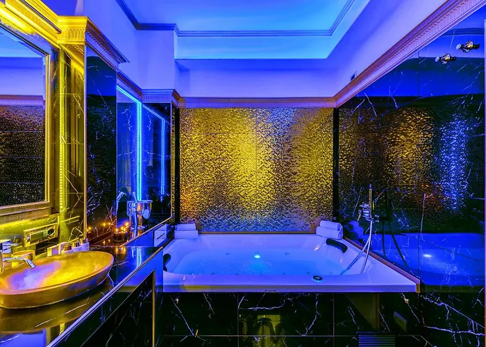 Apartment Spanish Steps Versace Style With Jacuzzi