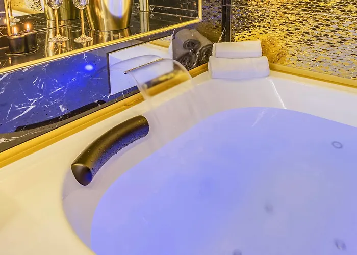 Spanish Steps Versace Style With Jacuzzi *