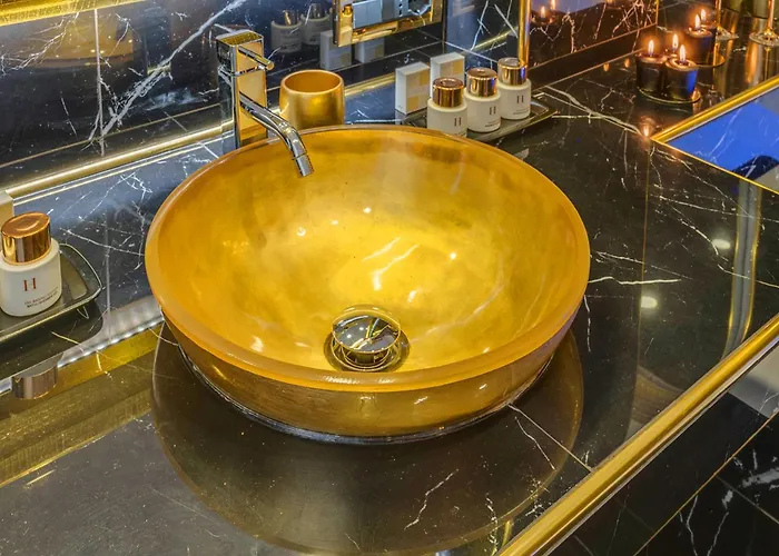Spanish Steps Versace Style With Jacuzzi Apartment