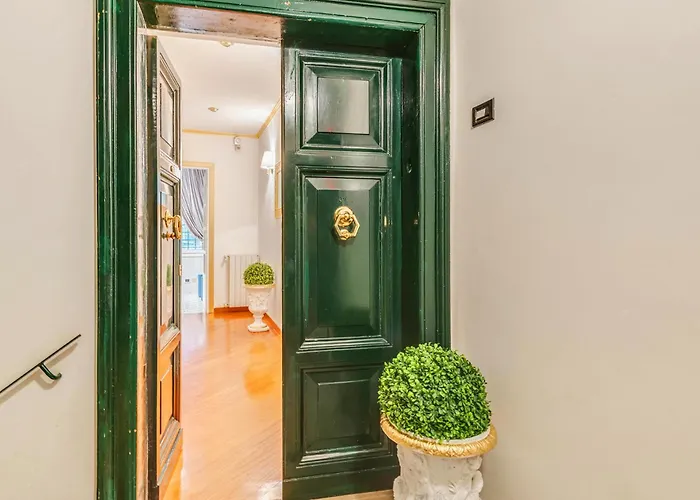 Spanish Steps Versace Style With Jacuzzi Apartment
